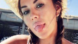 ¡tremendo! karina jelinek se abrio la camisa en la noche de miami y dejo todo a la vista