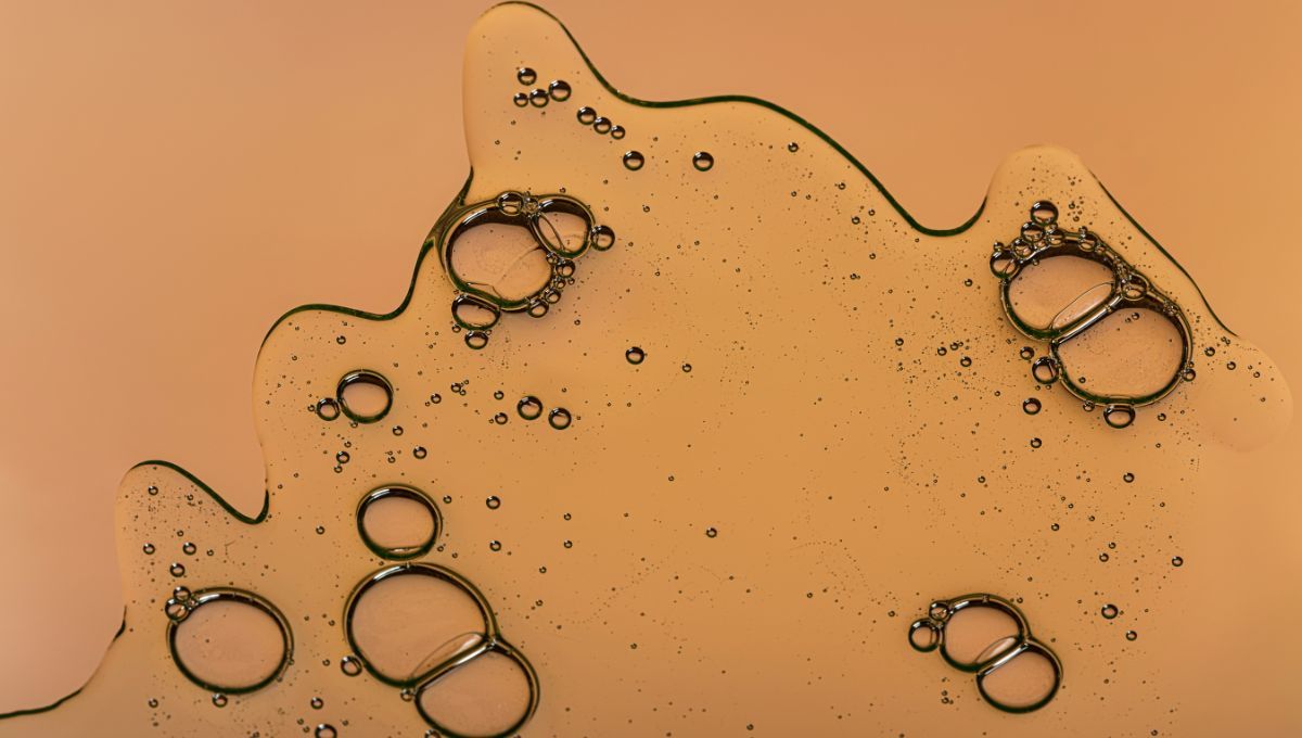 El sérum sirve para hidratar la piel y rellenar las líneas de expresión. El sérum sirve para hidratar la piel y rellenar las líneas de expresión. 