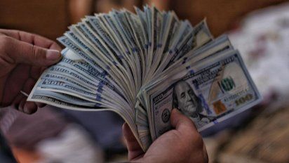 El dólar aumenta en los bancos y la bolsa.