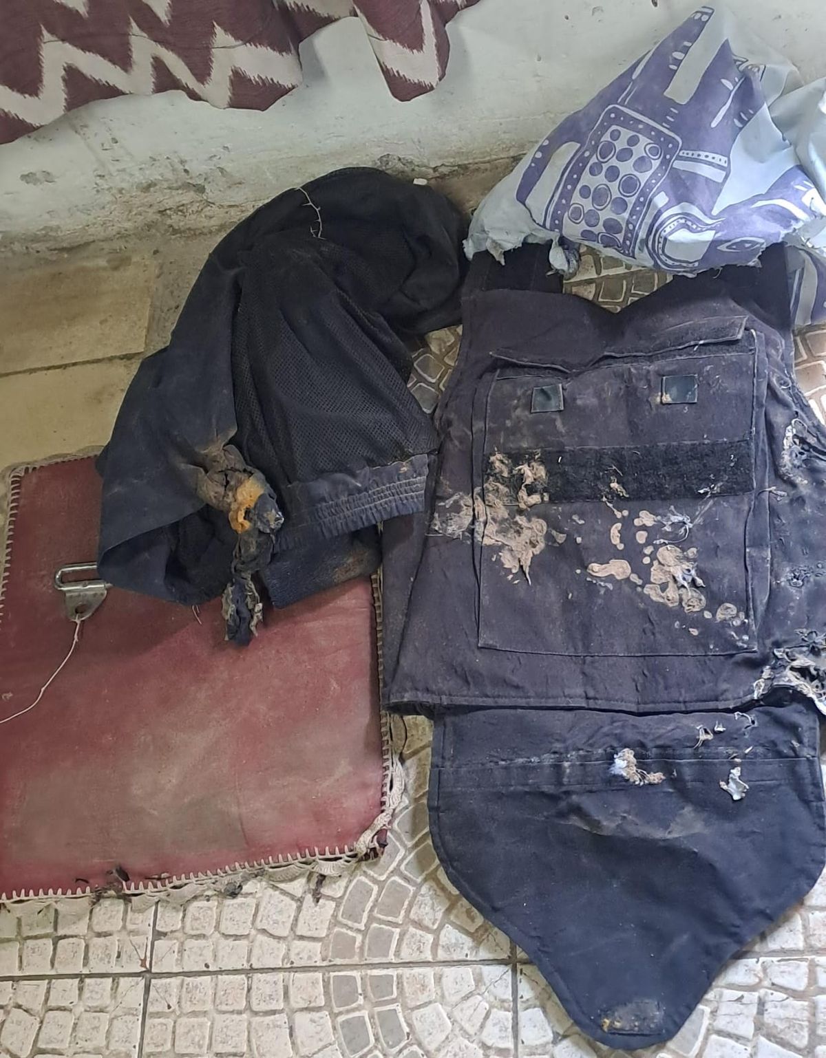 Parte de los elementos que dejaron los delincuentes en el descampado de Las Heras. Parte de los elementos que dejaron los delincuentes en el descampado de Las Heras.