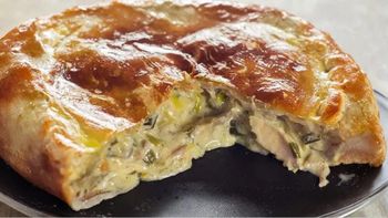 Cómo hacer una tarta de pollo, verdeo y champiñones: la receta con queso crema que es una exquisitez Cómo hacer una tarta de pollo, verdeo y champiñones: la receta con queso crema que es una exquisitez