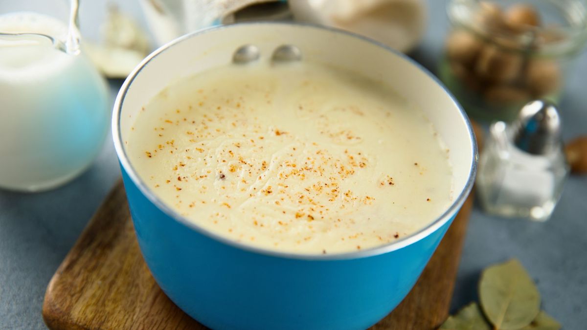Dos recetas de salsa blanca: con y sin harina. Foto: Canva.