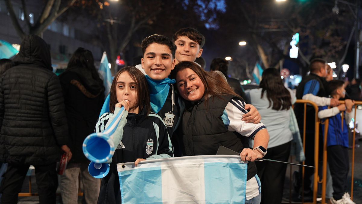 La emoción de los hinchas quedó reflejada en los abrazos y festejos tras el histórico triunfo sobre Inglaterra. La emoción de los hinchas quedó reflejada en los abrazos y festejos tras el histórico triunfo sobre Inglaterra.