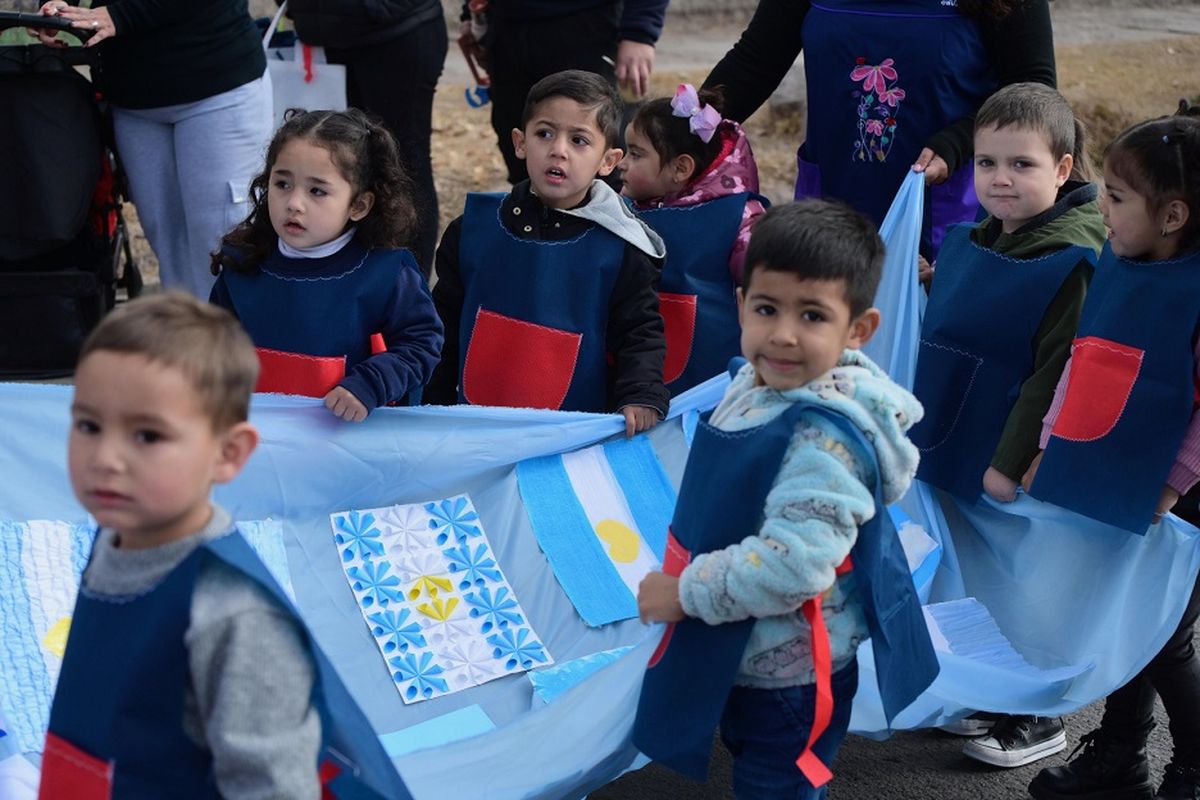 Jardines de Infantes, escuelas y otras instituciones participaron del tradicional desfile por el fallecimiento de San Martín. Jardines de Infantes, escuelas y otras instituciones participaron del tradicional desfile por el fallecimiento de San Martín.