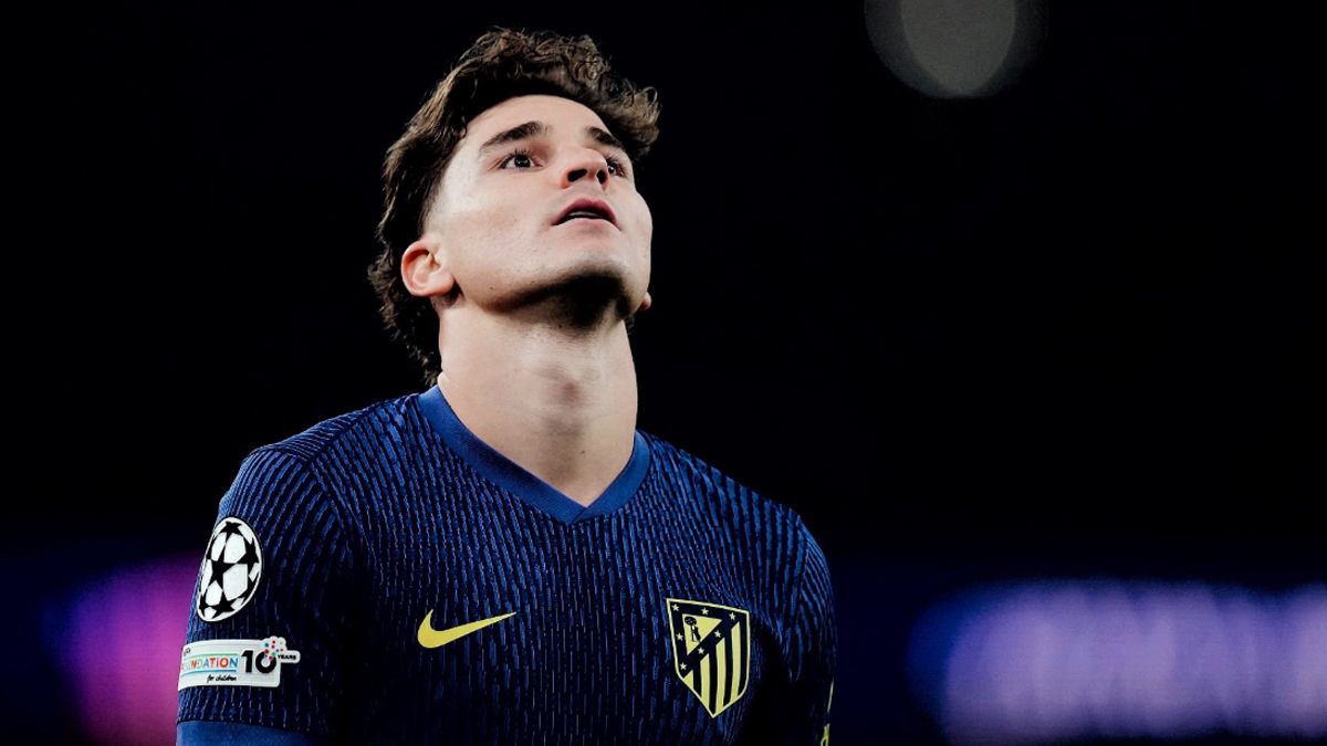 Julián salió caminando con dificultades.