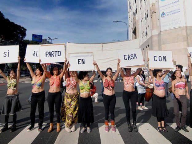 Parteras y médicas se desnudaron frente al Ministerio de Salud para defender el parto domiciliario
