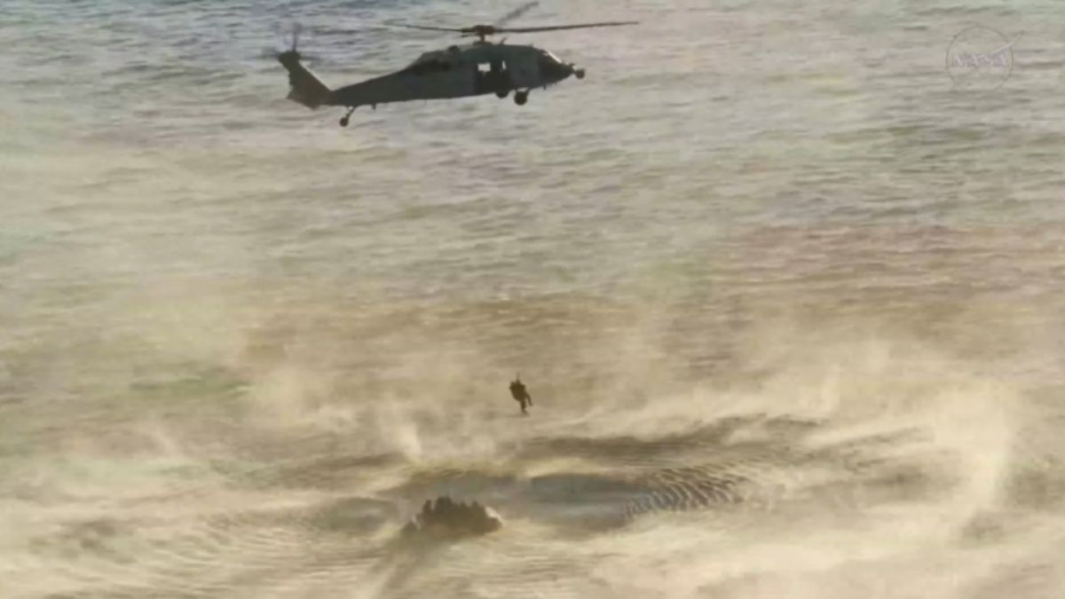 Las maniobras de rescate de los tripulantes que viajaron al espacio para rodear a la Luna. Las maniobras de rescate de los tripulantes que viajaron al espacio para rodear a la Luna.