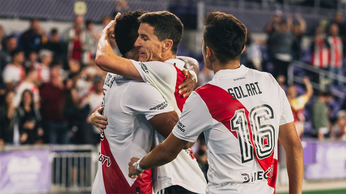 Nacho Fernández saluda a Borja, tras el segundo gol de River ante Vasco. Llega Solari para saludarlos.