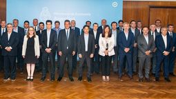 Cornejo presente. Al costado derecho de la foto se ve al gobernador electo de Mendoza.