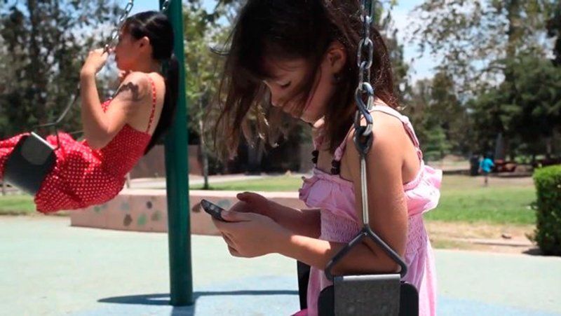 Alertaron que nenas de siete años ya suben fotos eróticas a las redes
