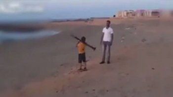 Un video muestra cómo un chico de ocho años es entrenado en Libia para disparar una bazuka