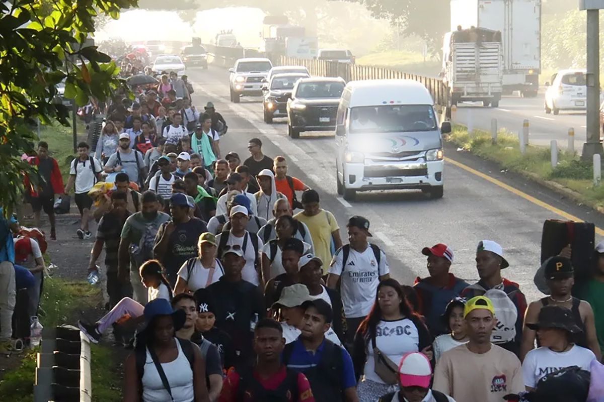 Migrantes caminan en caravana este miércoles, en el municipio de Tapachula en Chiapas en México. Crédito: EFE/Juan Manuel Blanco.