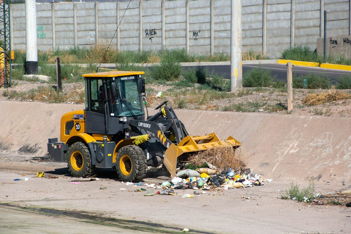 Más de cinco barrios rodean el Canal Papagayos. Más de cinco barrios rodean el Canal Papagayos.