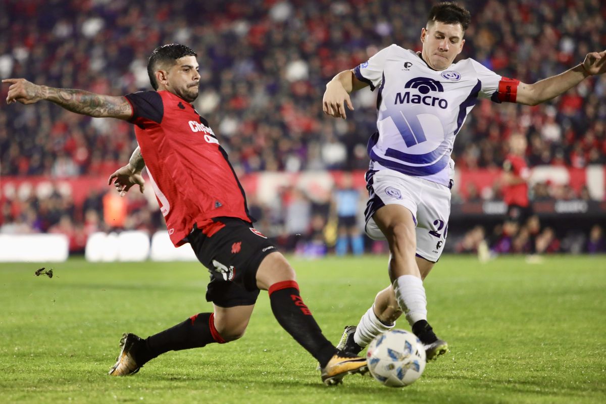 Franco Romero y Ever Banega en el coloso Marcelo Bielsa.