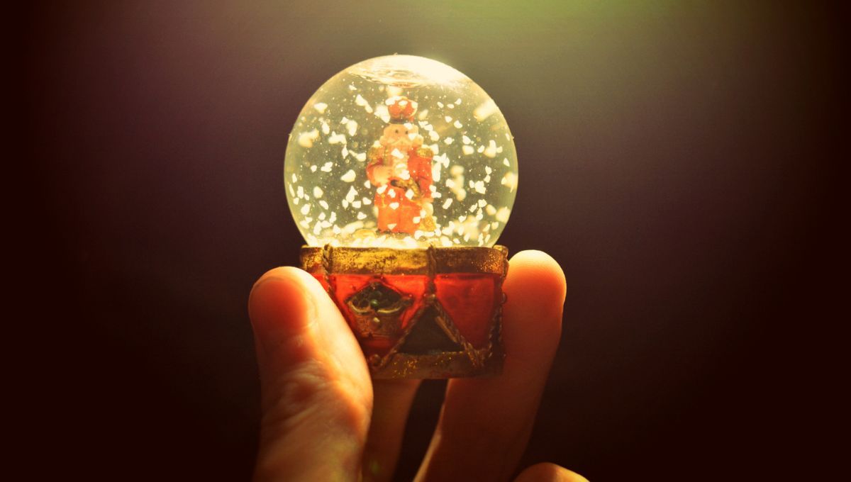 Una bola de nieve es uno de los juguetes decorativos más bellos. Una bola de nieve es uno de los juguetes decorativos más bellos. 