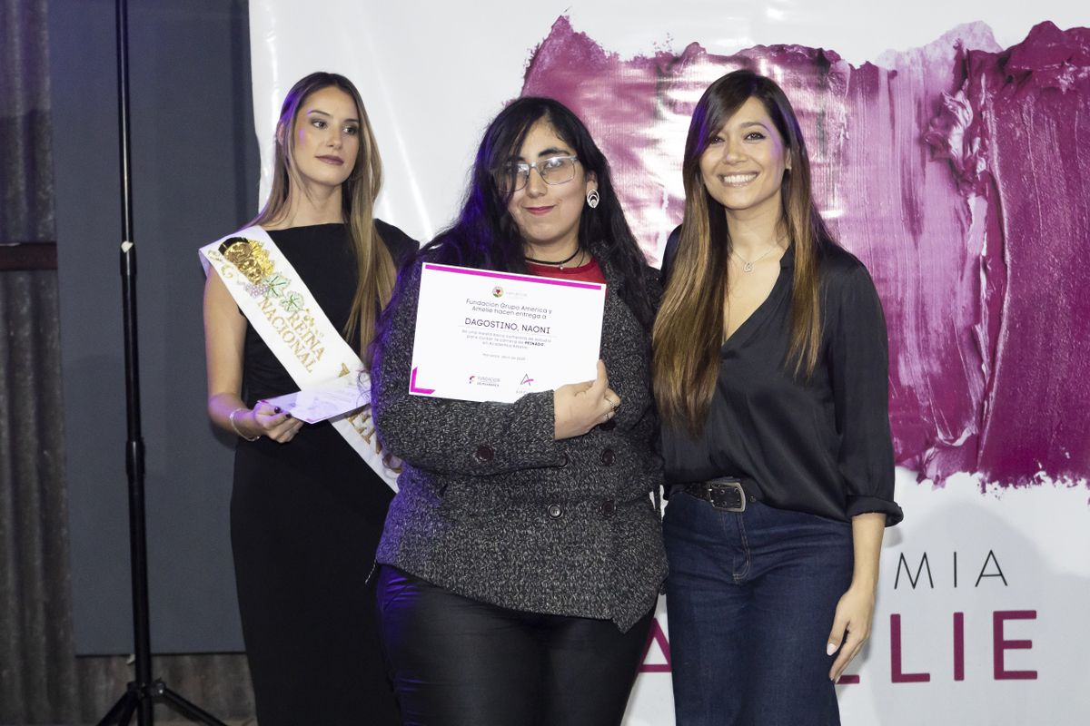 La Reina Nacional de la Vendimia Alejandrina Funes y Gisela Campos participaron de la entrega de becas de la Fundación Grupo América. Foto: Cristian Lozano.