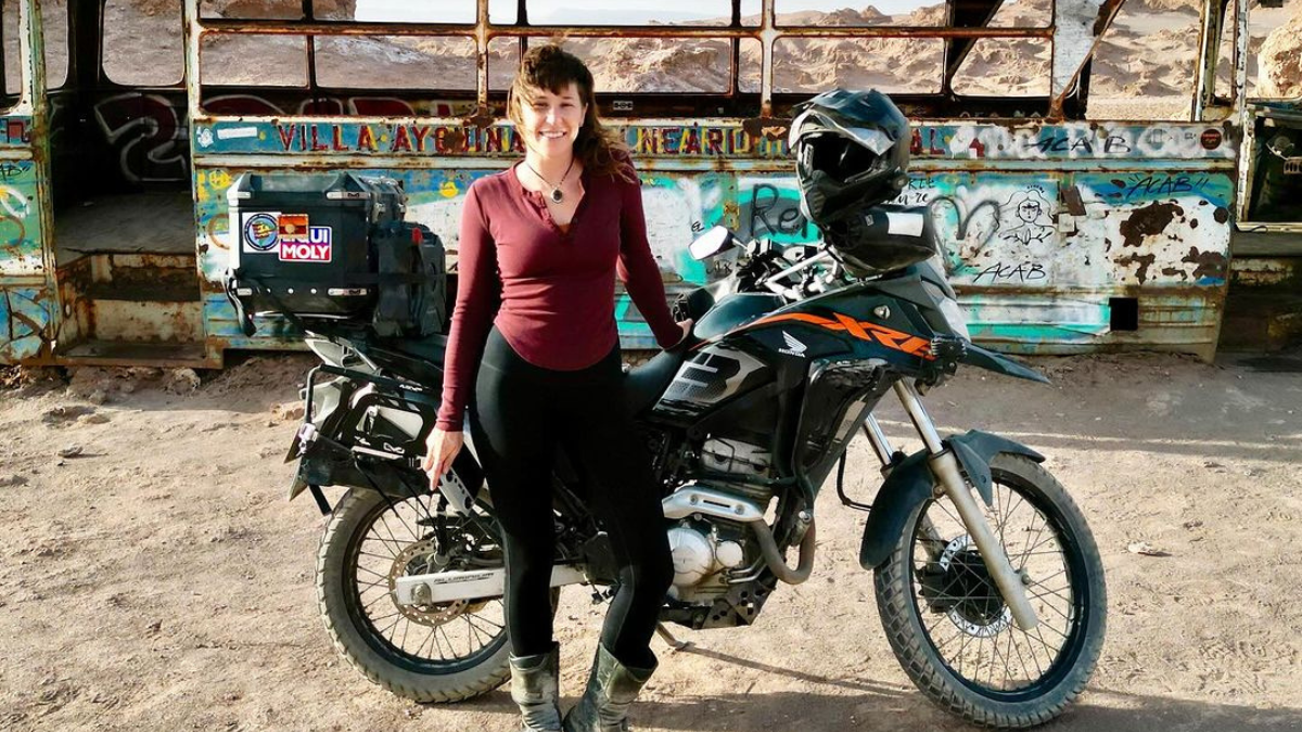 Melissa sufrió el robo de su moto en la puerta de un hostel de la Ciudad de Mendoza. La turista estadounidense viajó desde Medellín y quería llegar a Ushuaia.