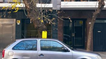 Por qué se suelen ver botellas de agua en los techos de los autos y qué significa Por qué se suelen ver botellas de agua en los techos de los autos y qué significa