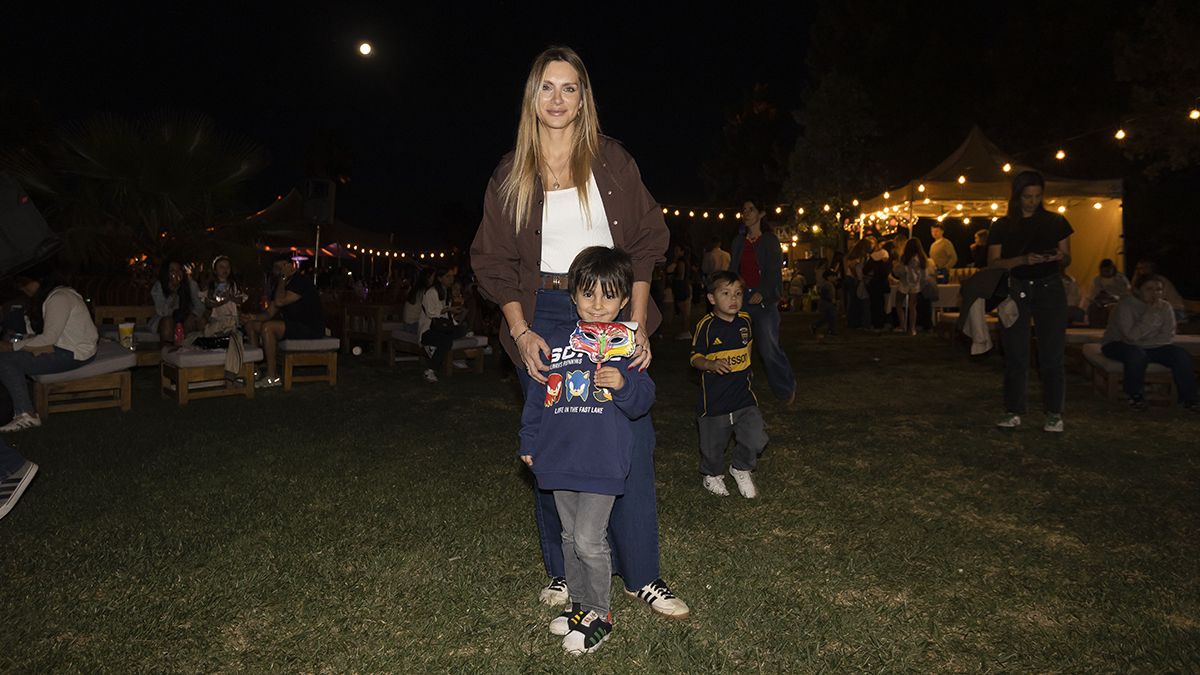 Mamá canchera. Yamila junto a su hijo Felipe. Mamá canchera. Yamila junto a su hijo Felipe.