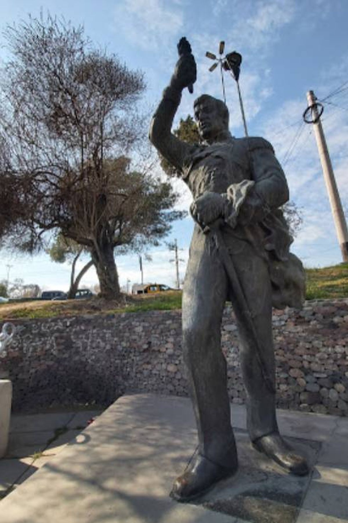La figura de la plaza Almirante Brown está hacia Costanera y calle Alem, de Capital. La figura de la plaza Almirante Brown está hacia Costanera y calle Alem, de Capital.