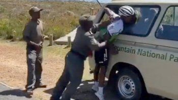 Detuvieron a un ciclista profesional y le quebraron un brazo