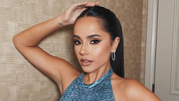 Becky G enamora frente al espejo luciendo un top y una mini falda militar