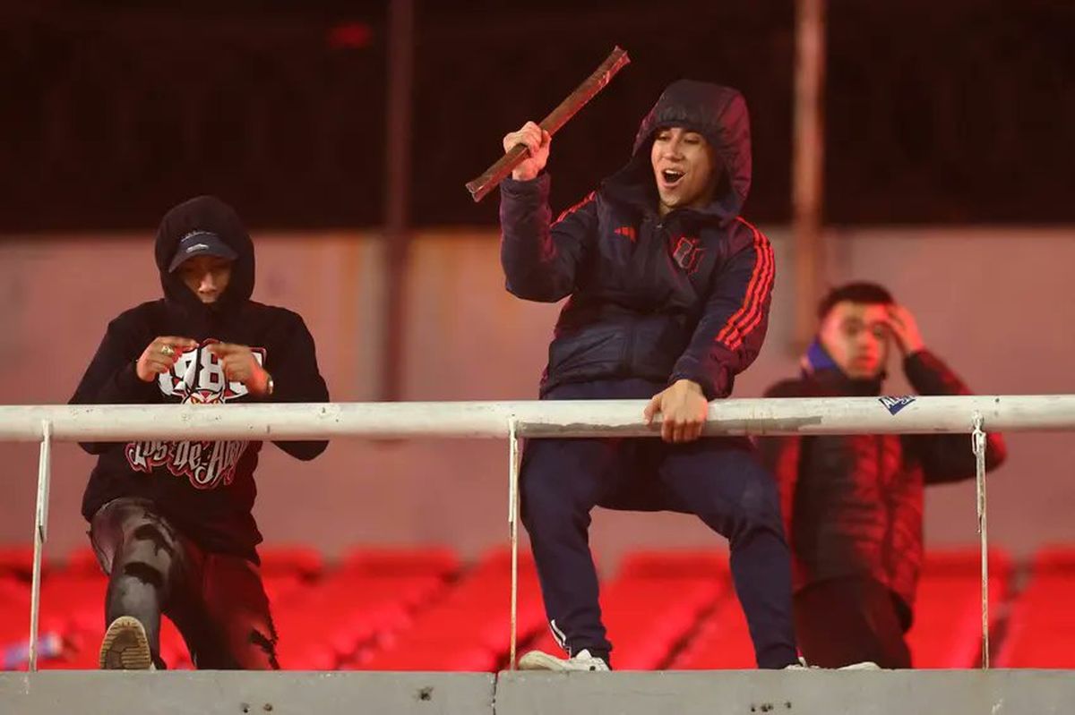 Los hinchas chilenos iniciaron los desmanes.