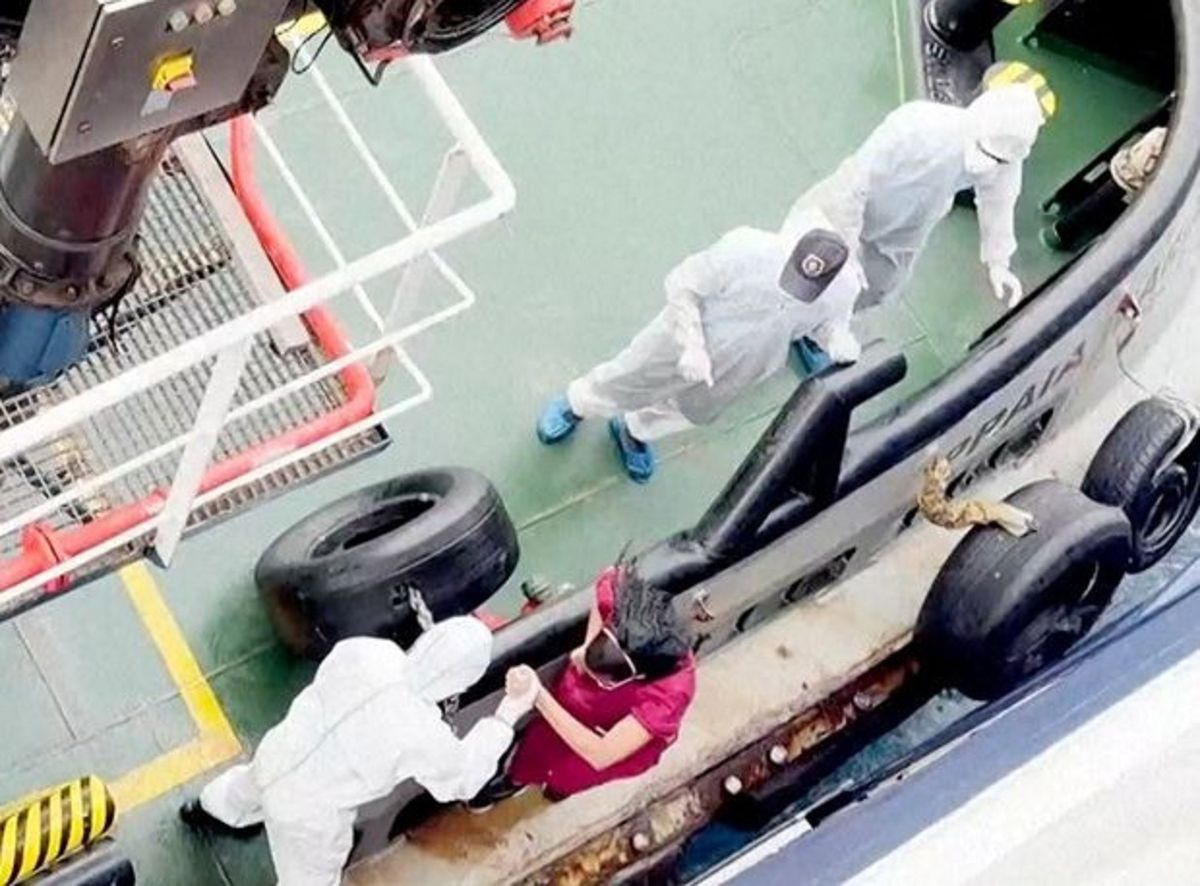 Algunos trabajadores de la salud se subieron a la nave a evaluar la situación.&nbsp;Imagen: captura de pantalla