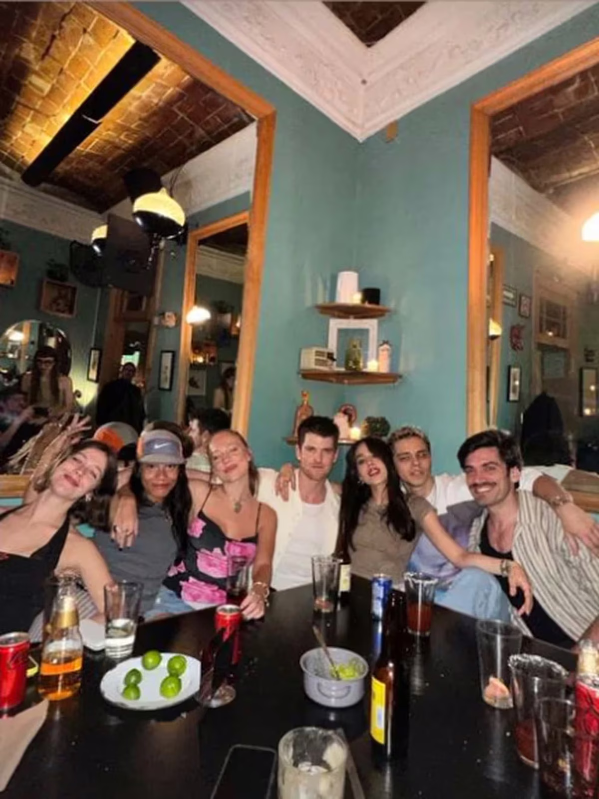 De fiesta con Danna Paola, Ester Expósito confirma que el vestido lencero se lleva ultra ceñido y con escotazo. De fiesta con Danna Paola, Ester Expósito confirma que el vestido lencero se lleva ultra ceñido y con escotazo.