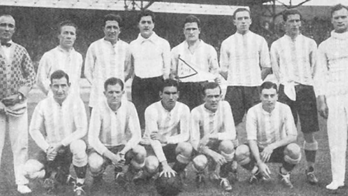 La Selección Argentina fue subcampeona en su primera participación en una cita ecuménica del fútbol, ya regida por la FIFA. La Selección Argentina fue subcampeona en su primera participación en una cita ecuménica del fútbol, ya regida por la FIFA.