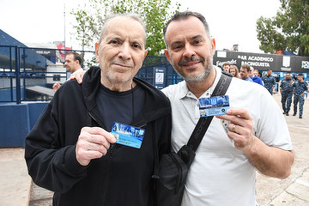 Los socios se van acercando a votar para elegir al nuevo presidente de Racing. Los socios se van acercando a votar para elegir al nuevo presidente de Racing.