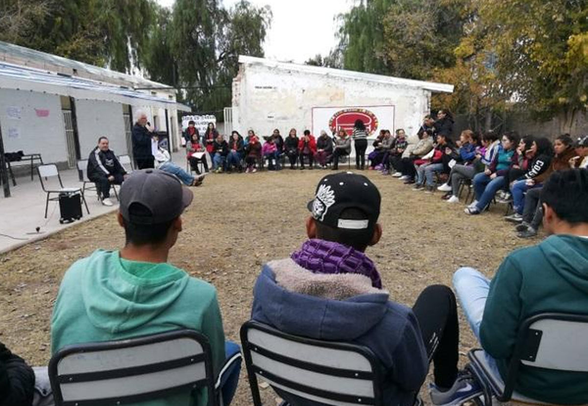 El festival Internacional Va Poesía, busca llevar la literatura a los barrios populares de las provincias de Mendoza y Buenos Aires. El festival Internacional Va Poesía, busca llevar la literatura a los barrios populares de las provincias de Mendoza y Buenos Aires.