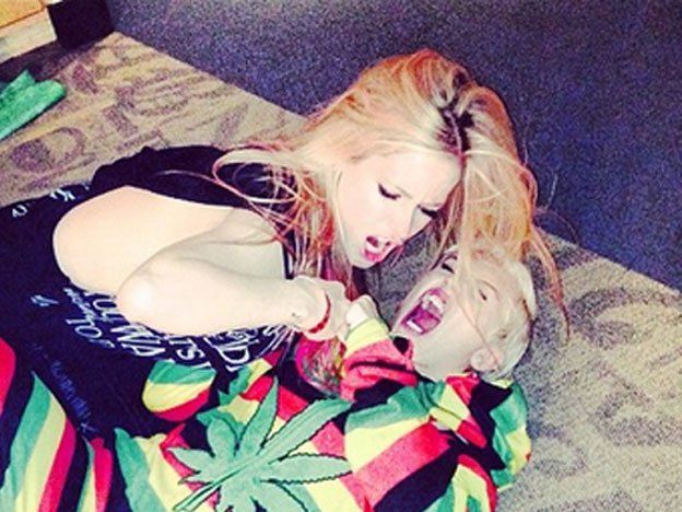 Avril y Miley, a los golpes