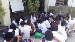 Por la ola de calor en algunas escuelas dan clases en los pasillos y los patios