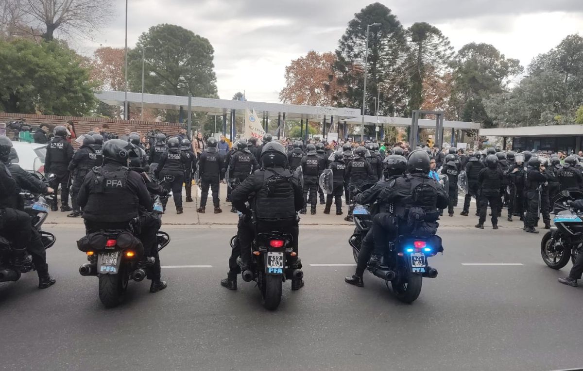 Fuerte presencia policial en la sede del INTI en Buenos Aires. ATE protestó por la caída de contratos de monotributistas que vencen el 30 de junio. Fuerte presencia policial en la sede del INTI en Buenos Aires. ATE protestó por la caída de contratos de monotributistas que vencen el 30 de junio.