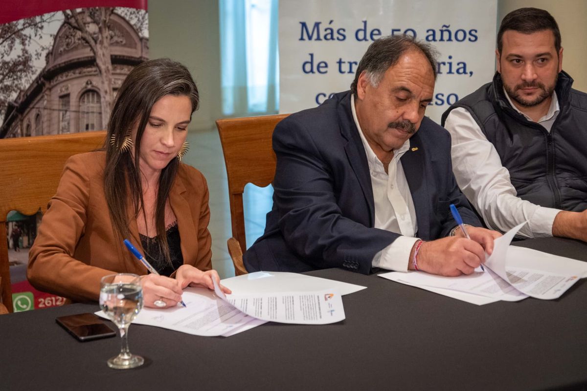 La ministra de Seguridad y Justicia, Mercedes Rus; el titular de la cámara de comerciantes de Ciudad, Adrián Alín y el director general de Desarrollo Productivo, Mauricio Pinti Clop. La ministra de Seguridad y Justicia, Mercedes Rus; el titular de la cámara de comerciantes de Ciudad, Adrián Alín y el director general de Desarrollo Productivo, Mauricio Pinti Clop.