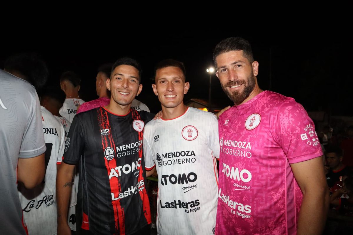 Los jugadores de Huracán Las Heras posaron con la nueva indumentaria que vestirá al Globo. Los jugadores de Huracán Las Heras posaron con la nueva indumentaria que vestirá al Globo.