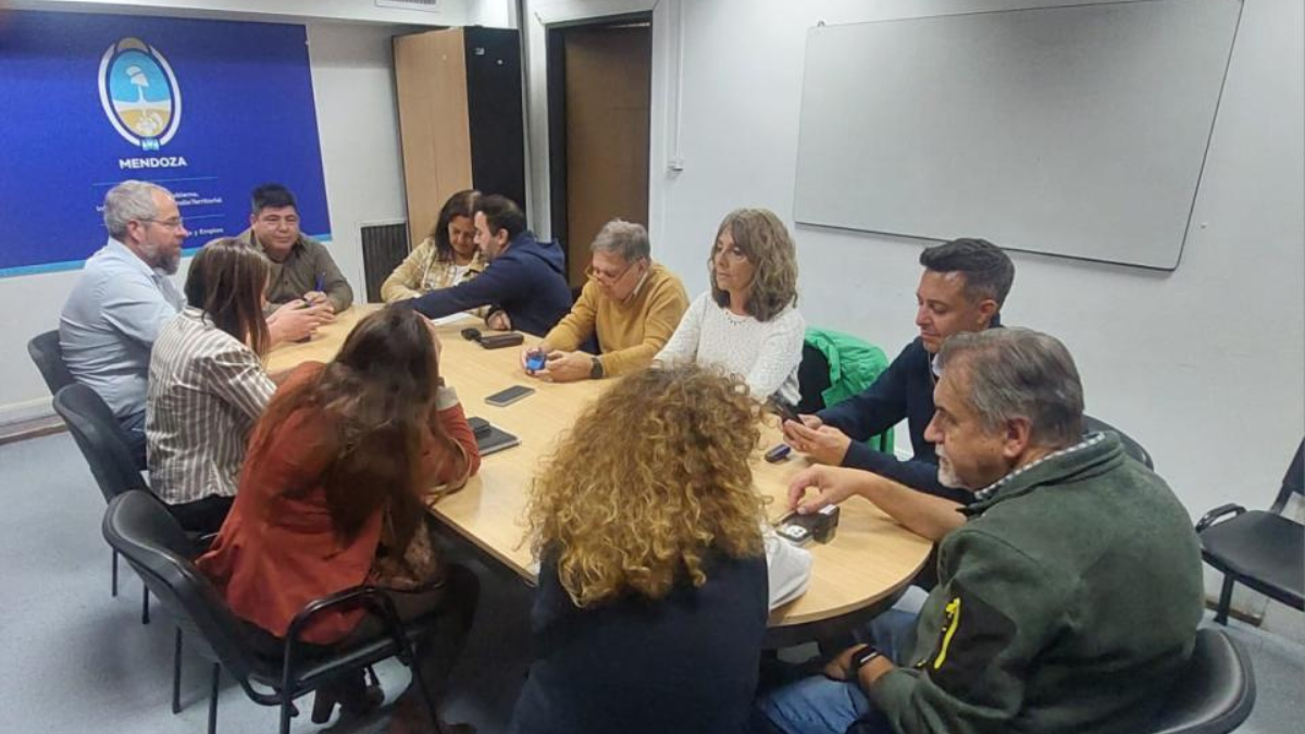 AMPROS anticipó que espera que la oferta salarial sea mejorada y se adecúe a los feroces aumentos. AMPROS anticipó que espera que la oferta salarial sea mejorada y se adecúe a los feroces aumentos.