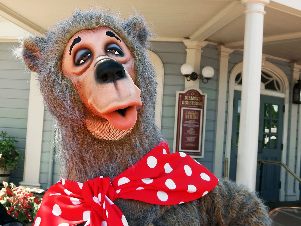 Las autoridades del parque consideraron que el oso podía ser ofensivo para las personas alcohólicas. Las autoridades del parque consideraron que el oso podía ser ofensivo para las personas alcohólicas.