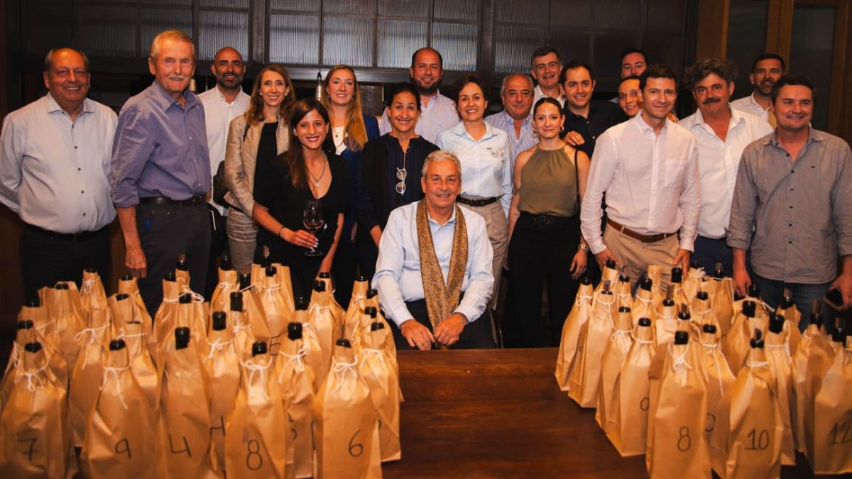 El reconocido enólogo Roberto de la Mota (en el centro de la foto) junto a los participantes del encuentro en Bodega Lagarde en Luján de Cuyo.