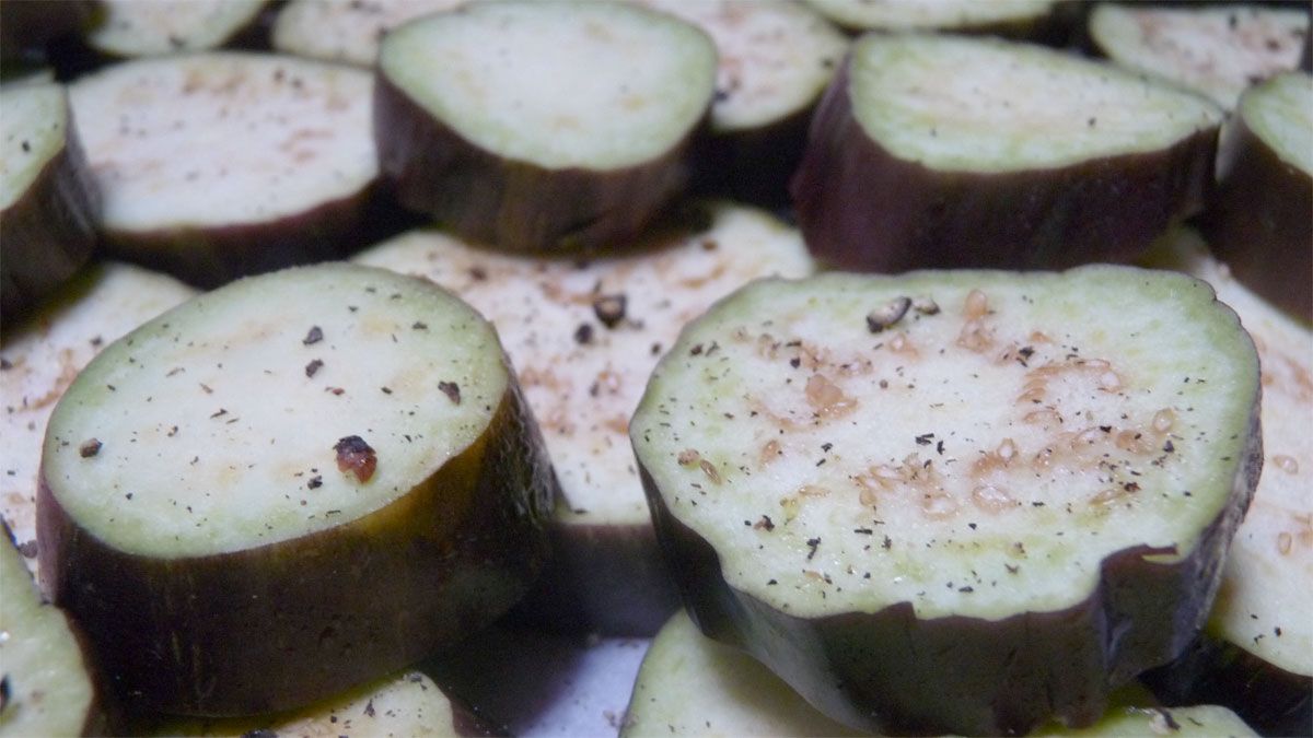 Hay una receta casera que sirve para sacarle lo amargo a la berenjena y no falla.