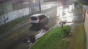 Atropelló a un hombre en silla de ruedas, escapó del lugar del accidente y ahora lo buscan Atropelló a un hombre en silla de ruedas, escapó del lugar del accidente y ahora lo buscan