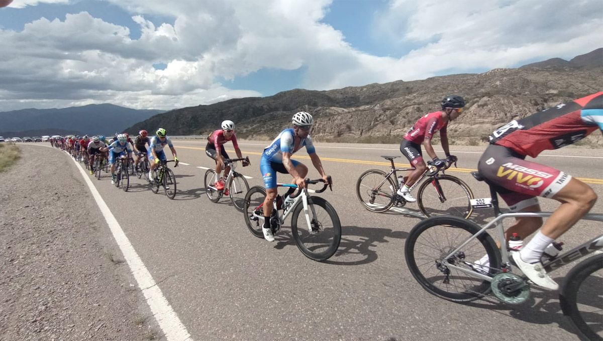 La Vuelta de Mendoza 2023 disputó este sábado una tremenda etapa reina, con final en el Cristo Redentor.
