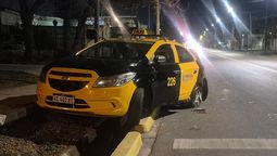 El taxi quedó con tres ruedas dentro de la acequia tras un accidente ocurrido en calles Mitre y Gomensoro, de Guaymallén.