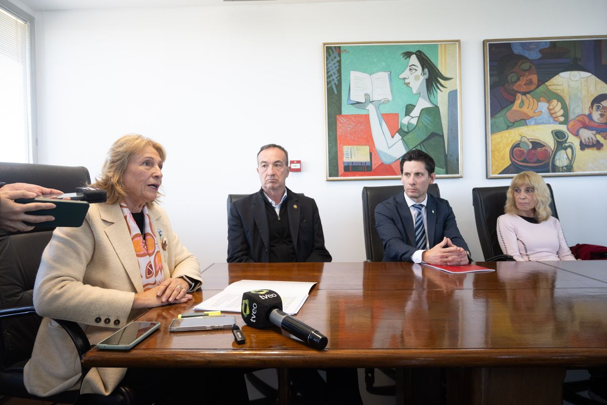 La rectora de la UNCuyo Esther Sanchez, el candidato a rector Gabriel Fidel, el coordinador de asuntos legales Federico Morandini y la agrimensora Liliana Magni.
