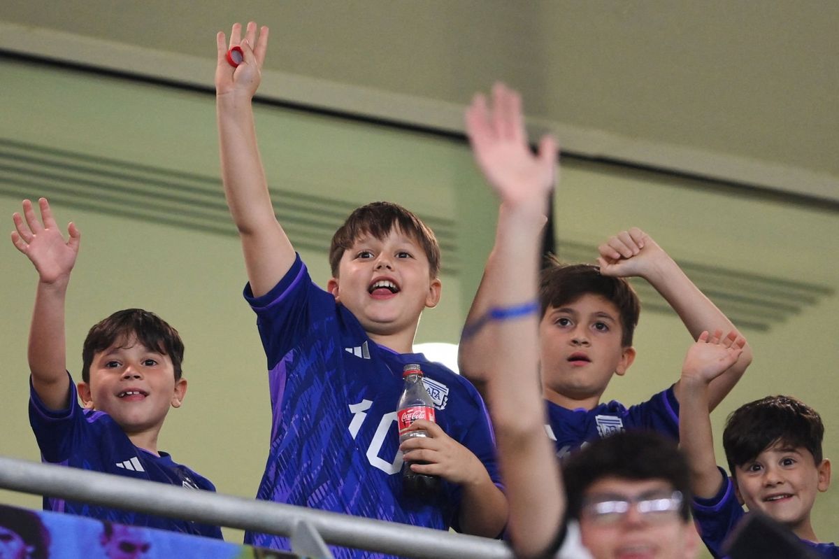 Los Messi felices en el palco del estadio Ahmad Bil Ali