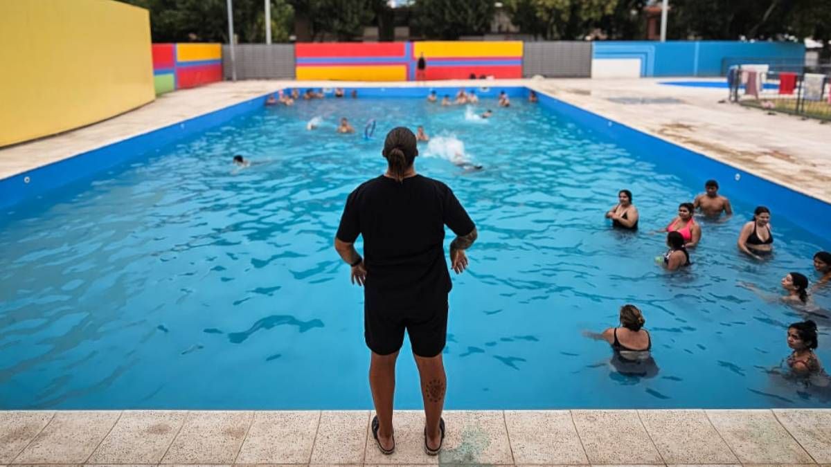 Aprender a disfrutar del agua, uno de los objetivos de las clases de natación para adultos. Aprender a disfrutar del agua, uno de los objetivos de las clases de natación para adultos.