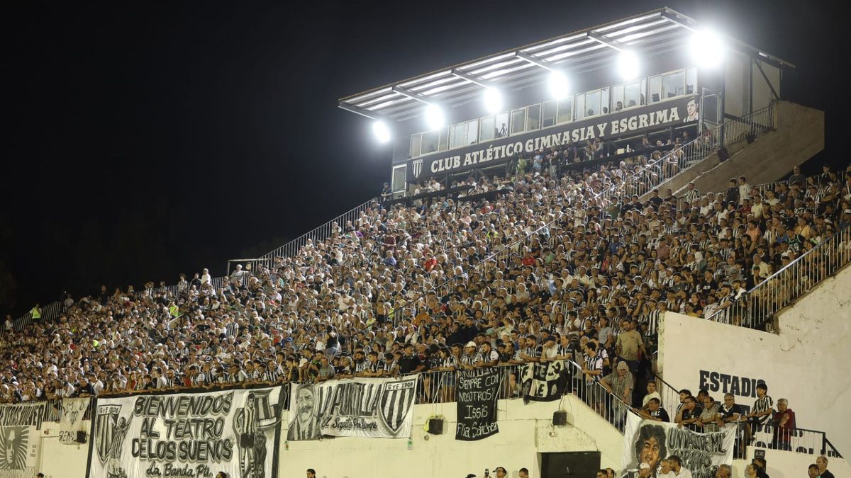 La hinchada de Gimnasia dijo presente en el Víctor Antonio Legrotaglie.   Foto: Cristian Lozano. 