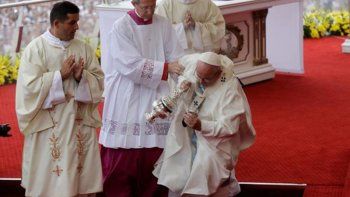 El papa Francisco se cayó durante la misa que dio en Polonia