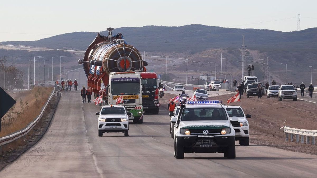 El megaoperativo del reactor hacia YPF está siendo un éxito. Foto: Cristian Lozano (Diario UNO). El megaoperativo del reactor hacia YPF está siendo un éxito. Foto: Cristian Lozano (Diario UNO).